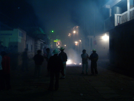 IM004671 Straten vol met vuurwerk