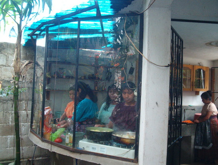 IM004701 De leraren koken in ons hostel ter ere van de verjaardag van de school