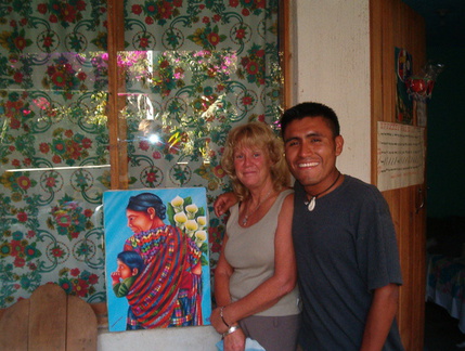 IM005087 Kay en Pedro en het schilderij dat zij van Pedros broer heeft gekocht