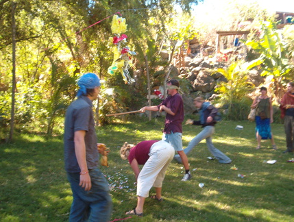 IM005049 Chris slaat de pinata stuk