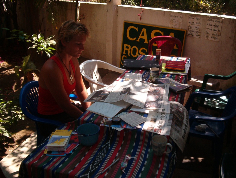 IM005083 lekker de krant lezen in het zonnetje in Casa Rosario