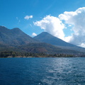 IM005133 uizicht op de vulkanen rondom Santiago Atitlan