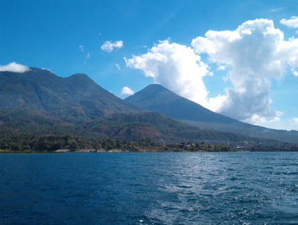 IM005133 uizicht op de vulkanen rondom Santiago Atitlan