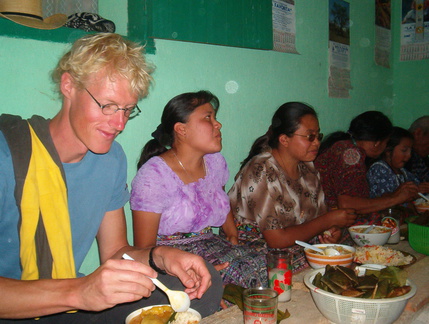 IM004948 Het halve dorp krijgt te eten op de babyparty