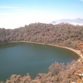 IM005555 het meer in de krater van Chicabal met uitzicht op vulkaan Tajumulco