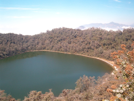 IM005555 het meer in de krater van Chicabal met uitzicht op vulkaan Tajumulco