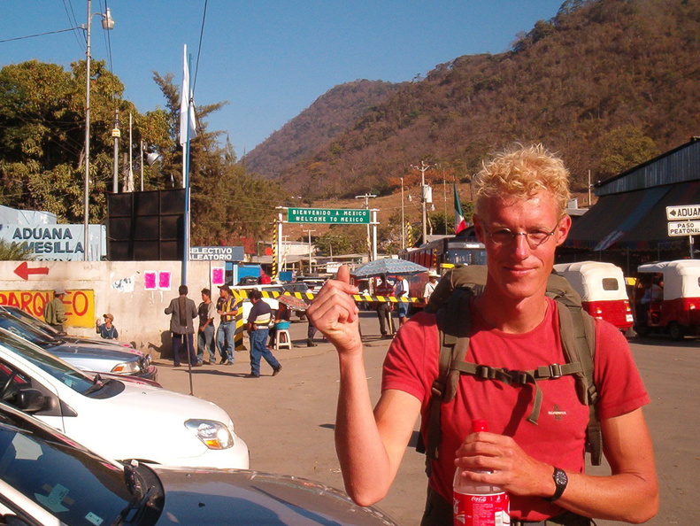IM005864_De_grens_bij_La_Mesilla_uit_en_direct_weer_in_Guatemala_zonder_Mexico_in_te_gaan_omkopen_noodzakelijk.jpg