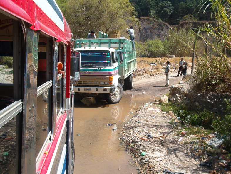 IM005866_Bus_door_de_rivier_bij_Aguacat_n.jpg