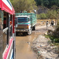 IM005866 Bus door de rivier bij Aguacat n