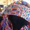 IM005867 kleurrijke hoofddoeken voor ons in de bus
