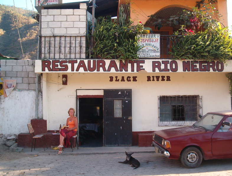 IM005880 bas op het terras van hotel Rio Negro