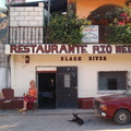 IM005880 bas op het terras van hotel Rio Negro