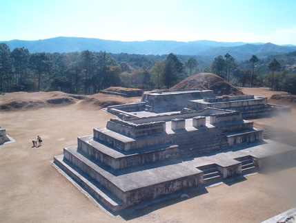 IM005643 Zaculeu maya ruines in beton gerestaureerd