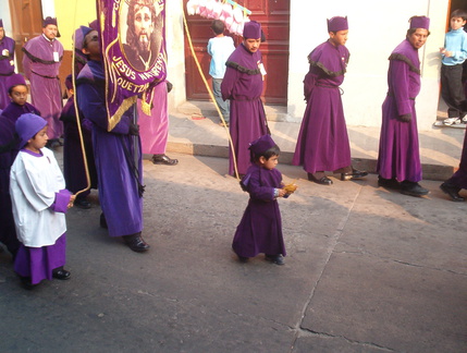 IM005630 Processie door de straten van Xela