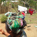 IM005927 De vrouwen vlechten een enorme doek in hun haar