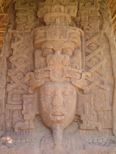 IM006404_Stela_met_maya_sculpturen_in_Quirigua.jpg