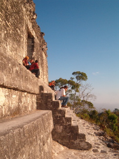 IM006207 Net te laat voor de zonsopkomst vanaf Templo IV in Tikal