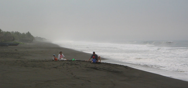 IMG_1318_Guatemalteekse_familie_houdt_stranddag.jpg