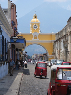 IMG 1056 Arco de Antigua waar de nonnen ongezien de staat konden oversteken