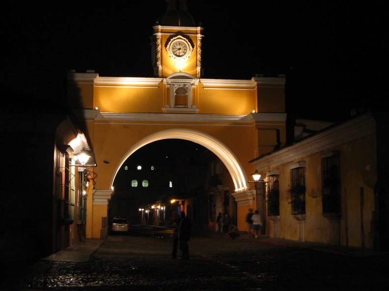 IMG_1058_Arco_de_Antigua_bij_nacht.jpg
