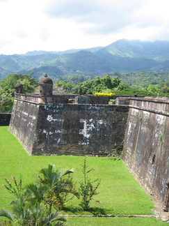 IMG 2847 Fort met daarachter de bergen richting Guatemala