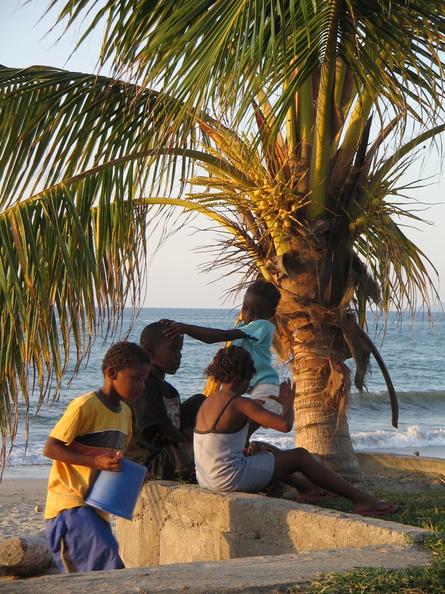 IMG_2996_Garifuna_kinderen_die_Punta_muziek_maakten_en_er_sensueel_op_dansten.jpg