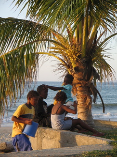 IMG 2996 Garifuna kinderen die Punta muziek maakten en er sensueel op dansten