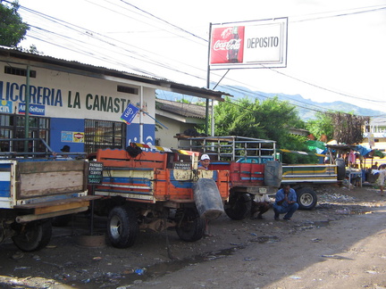 IMG 3060 De pickuptrucks in Tocoa