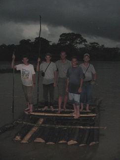 IMG 3392 Amerikaanse jongens die met een vlot de rivier zijn afgedreven