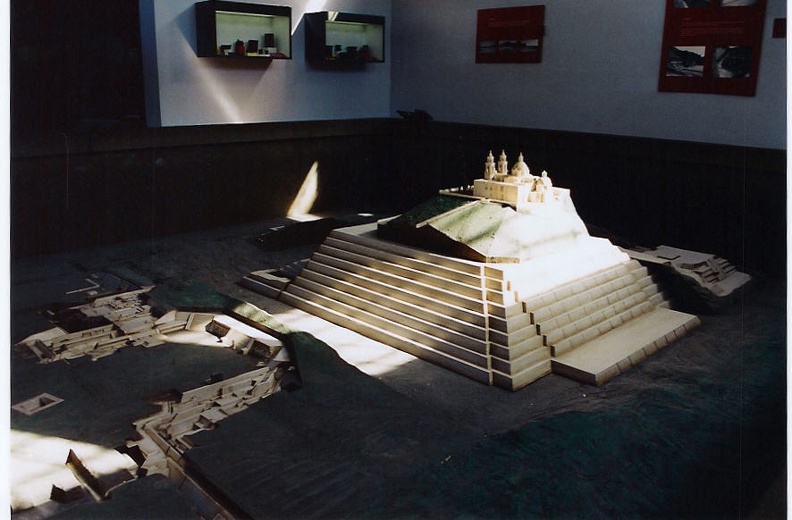 Cholula_maquette_kerk_piramide.jpg