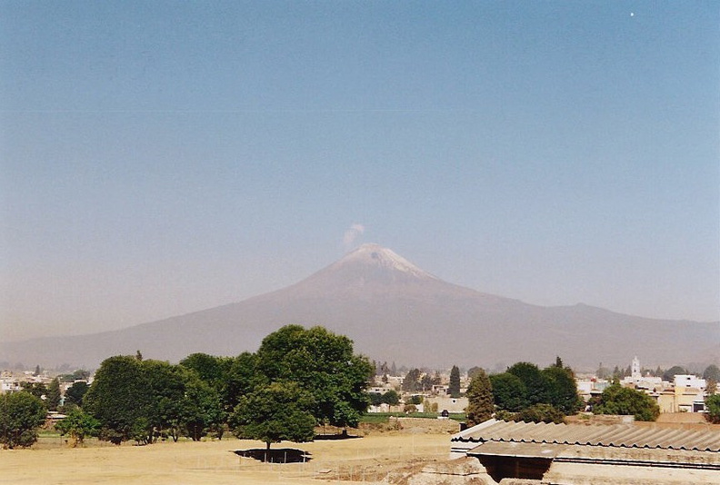 Cholula_Popo_smokes.jpg