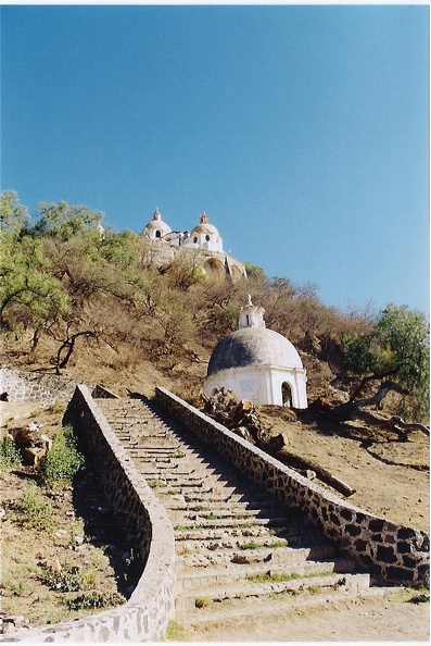 Cholula_trap_naar_kerk_op_piramide.jpg