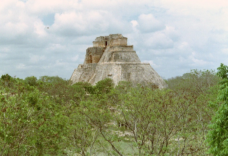 Merida_Uxmal_La_Peramida_in_the_forest.jpg