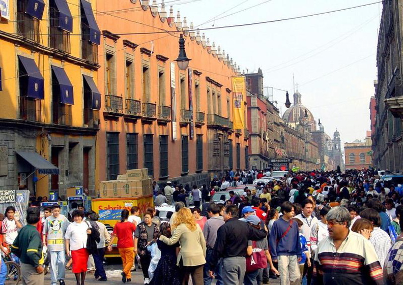 Mexico_City_Hostel_Moneda_straat_brawob.jpg