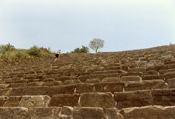 Monte Alban bas besteigt Monticulo III