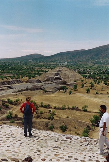 Teotihuacan Bas op zon piramide uitzicht op maan piramide 2