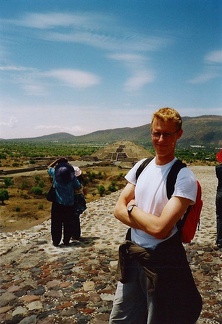 Teotihuacan Eelco op zon piramide uitzicht maan piramide