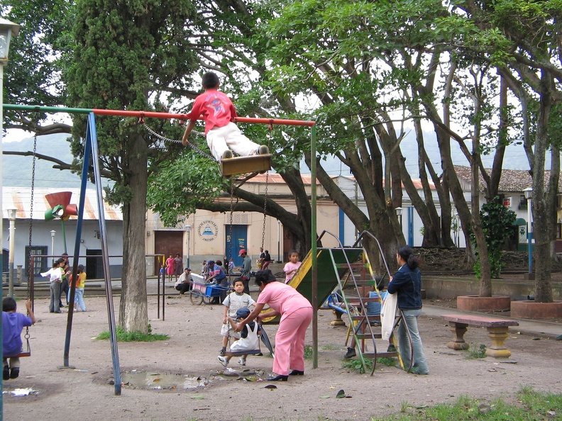 IMG_3620_Spelende_kinderen_op_Parque_Central.jpg