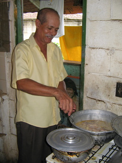 IMG 3892 Julio Chow aan het koken