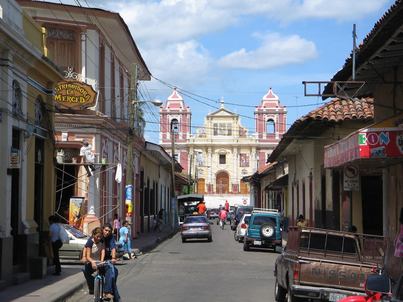 IMG 3959a Calle Central Ruben Dario met uitzicht op Iglesia de El Calvario