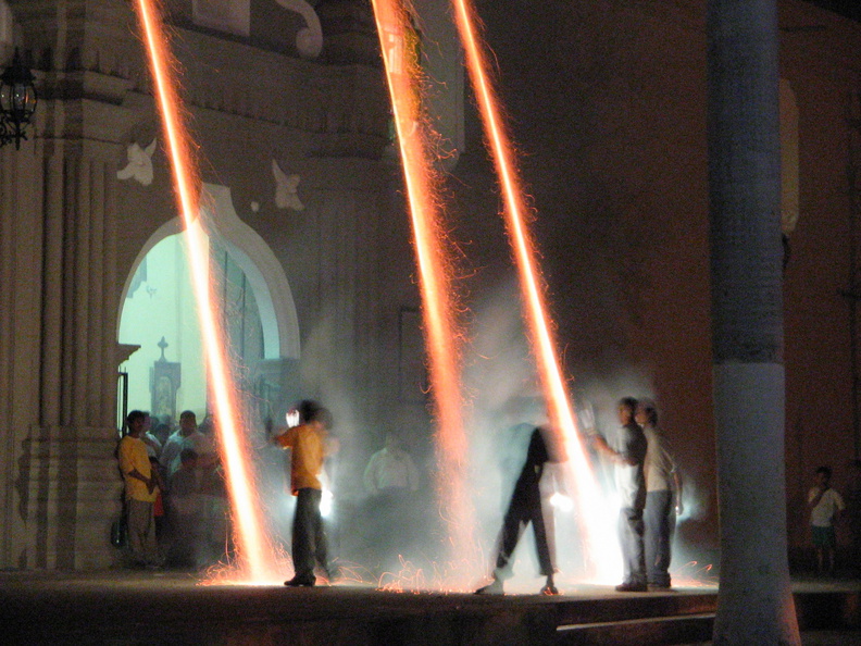 IMG 4075 Vuurwerk voor de processie bij Iglesia La Merced