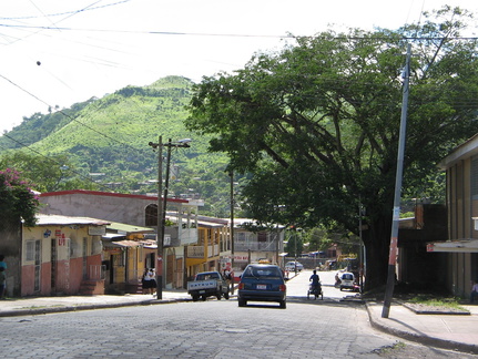 IMG 3552 Straatje in Matagalpa met frisse bergen op de achtergrond