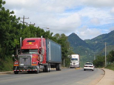 IMG 3690a Grote trucks die naar de grensovergang gaan