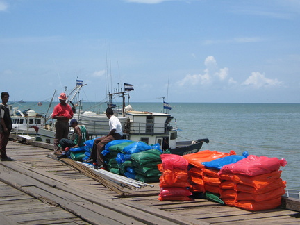 IMG 3503 Lading voor andere dorpjes ligt te wachten op de pier