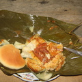 IMG 3480 Maismeel rijst vlees en wat groente in een bananenblad gestoofd