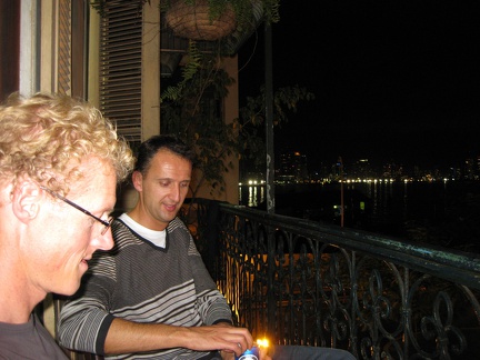 2008 Pan-Col 006 - Het eerste biertje in Panama, op het balkon van het hostel