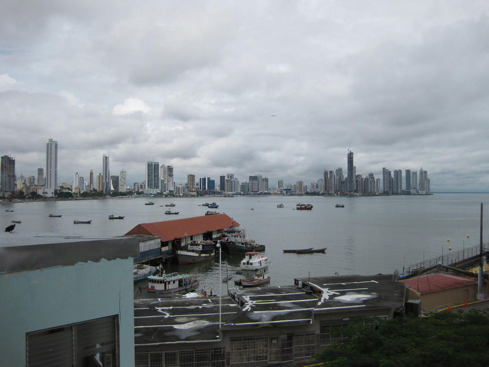 2008 Pan-Col 015 - Uitzicht overdag over de skyline van Panama