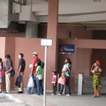 2008 Pan-Col 091 - Kuna vrouwen in de rij voor de bus