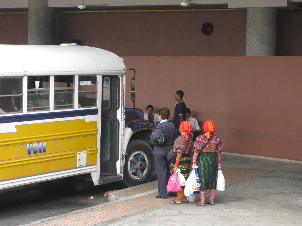 2008 Pan-Col 098 - Kuna vrouwen met de boodschappen in de rij voor de bus