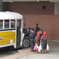 2008 Pan-Col 098 - Kuna vrouwen met de boodschappen in de rij voor de bus